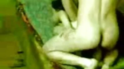 En skamlös Tjeckisk kvinna underhåller en man med samlag. ny porrfilm