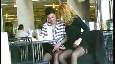 Syster går med i ett par i svensk porr xxx kärlek.