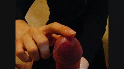 La Ra la Ra versa häller sperma från fitta porr med äldre på kuk tillbaka.