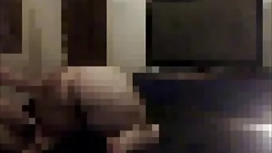Styvfar knullar svensk amatörsex en tjej i en avskild plats.