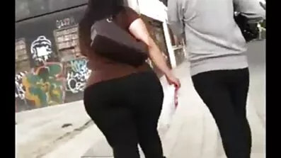 Flickan nya porrfilmer underhåller mannen med sex.