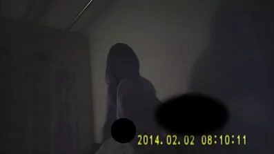 Crazy sväljer kuk i köket. svensk porr amatör