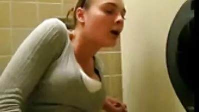 Girobas har svenska porn video en tjej i hennes fitta.