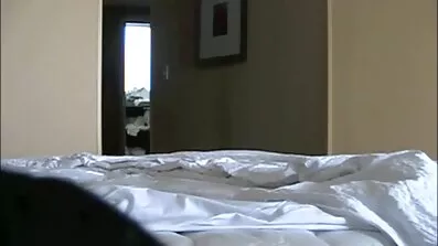 Lesbiska knullar sina åsnor med en dildo. svensktalande porr
