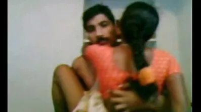 Brunett knullad i två hål svensk erotisk film med en sex professionell.