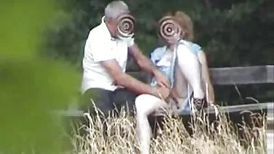 Alecia Fo scopa svenskporrfilm knullar sig själv med en vibrator i badkaret.