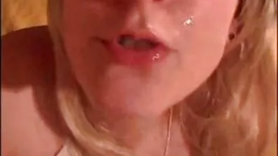 Ryska svensk porr med tal gör Avsugning för pengar.