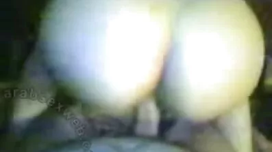 Storbröstad Natasha Nice rider en kuk på hästryggen. porrfilm äldre damer