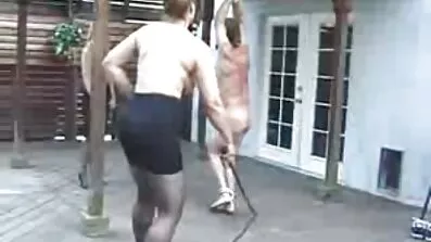 Rebellen smyger in med en porr gamla damer långhårig macho.