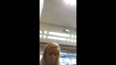 Hon ridskolan svensk porr blir knullad i badrummet och får säd.