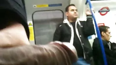 Insolent tjej knullar med brudgummen till sin flickvän porrfilm svenskt tal på tröskeln till bröllopsceremonin.