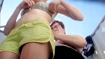 En svart kvinna har analsex med en främling. mjukporr filmer
