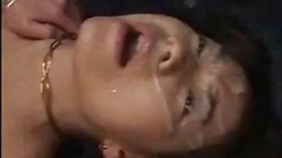 En muslimsk kvinna copulates med en kille. porrfilm på dvd