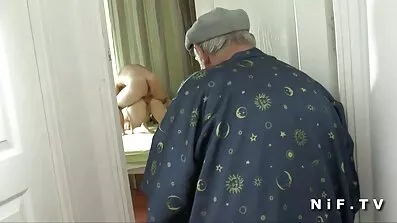Flickan överlämnar sig för att knulla svenska tjejer porn med en mobbning.