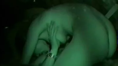 Han drar en busty amatör porr flicka på kuk.