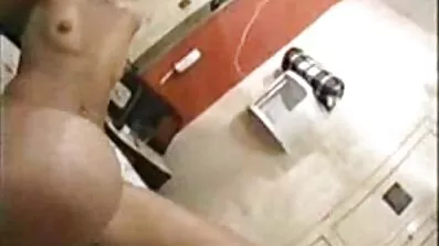 Flickan tenderar sin älskare att coitus under porrfilmer långa spelet.