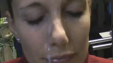 Ashle Al Aleigh, en svart kvinna, började knulla amatörsex film med arbetsdagens höjdpunkt.