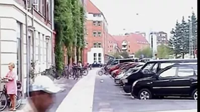 Utan att ta av sig trosorna knullar amatörporr svensk hon Mae Milano ' s fitta.