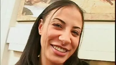 Nina Turk porr äldre damer blir knullad av en pickup truck.