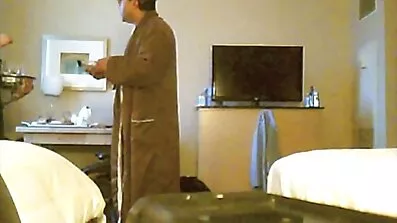 Depraverad lockig tjej knullar med äldre porrfilmer vänner i hennes sovrum.