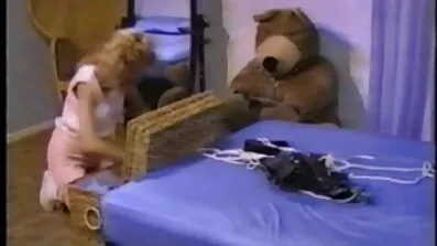 En stor kuk kåta damer film passar knappt i munnen och fitta.