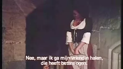 Flickan kommer till mogen porrfilm gjutningen och har sex.