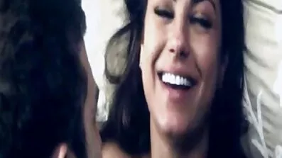 Brunett raser klassisk svensk porrfilm hahal för en gang bang.