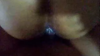 Alina Rose rycker svenska tjejer porr av sin kuk medan hon stöder hennes bollar med knäet.