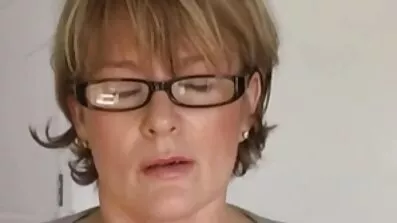 Gymnasten masserar killens kuk gamla svenska porrfilmer med benen.