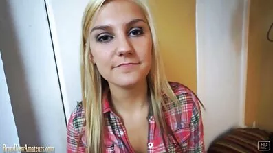 Uppfyller svensk ny porr en man med en avsugning.