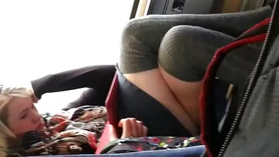 Hottie onanerar lång porrfilm framför kameralinsen.