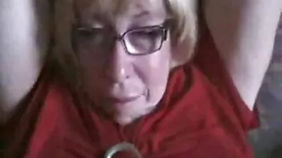Sex i en övergiven fabriksbyggnad på det kalla golvet. mjukporr filmer
