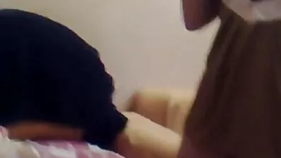 Denise vid gjutningen för sexuell tillfredsställelse. svensk porrfilm amatör