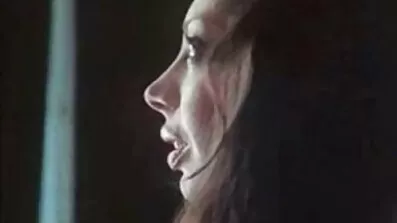 Tjej svenska erotiska filmer knullar i badrummet med en vän av tristess.