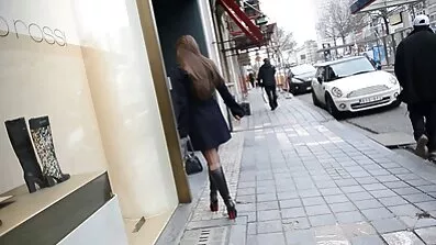 Slavisk tjej knullad av svensk lesbisk porrfilm en afroamerikansk man på ett hotell.