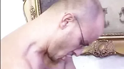 Hon gör gratis svensk porrfilm massage och suger.
