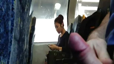 Brunett gör avsugning och knullar mogen porr gratis vid gjutning.