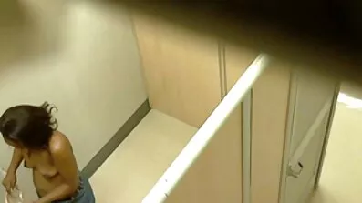 Flickan serverar sex amatör porr video handledare.