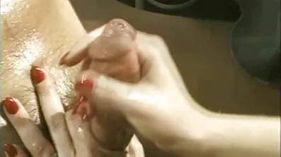 Flickor gör mogen svensk porr oralsex.
