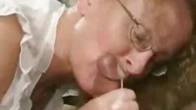 Den nya svenska porrfilmer unga kvinnan blir involverad i ett förhållande med en agent.