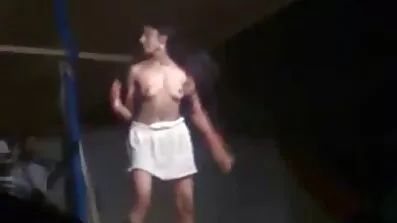 Bjud in studenten svensk porrfilm amatör att besöka. Knulla i sängen en stygg kuk.